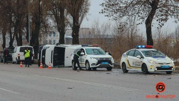 В Днепре на Яснополянской Mazda врезалась в Volkswagen: микроавтобус перевернулся