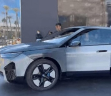 BMW показала технологию моментальной смены цвета кузова на новом электромобиле