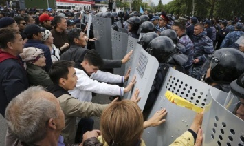 Протесты в Казахстане: банки закрылись, военные с БТР атакуют людей на главной площади Астаны