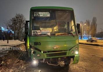 В Харькове маршрутка влетела в припаркованный автомобиль