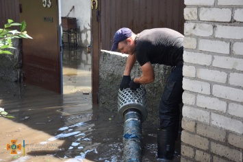 На Закарпатье затоплены дороги и села: спасатели откачивали воду помпами