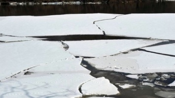 В Кривом Роге тринадцатилетний мальчик спас двух школьников, провалившихся под лед
