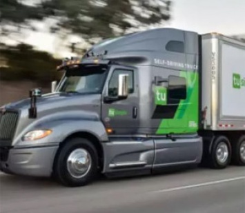 В США беспилотный грузовик впервые проехал без водителя в кабине