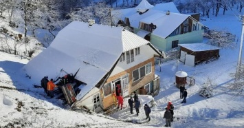 В Карпатах авто-леди слетела с дороги и упала на крышу дома (фото)