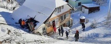 Авто слетело в обрыв на Прикарпатье и растрощило крышу дома (ФОТО)