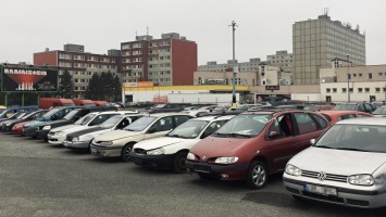 Максимум 200 евро: в Праге прошел первый аукцион брошенных автомобилей