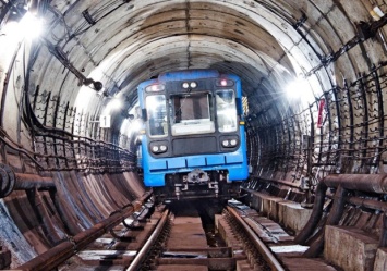 На Теремках из-за пьяного мужчины остановилось движение поездов метро