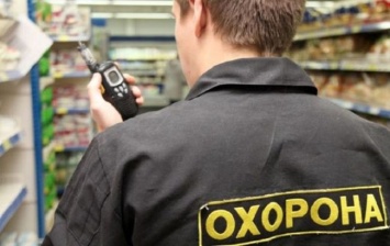 В киевском супермаркете охранник помог вору обокрасть покупателя