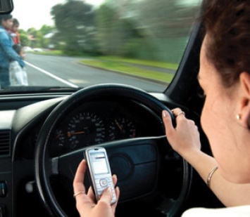 Использование телефона за рулем авто: водителям напомнили о штрафе