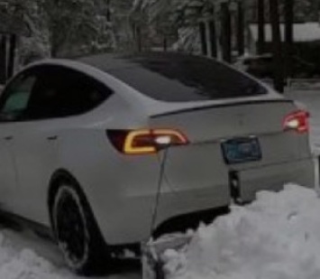 Tesla Model Y и снежный холм: кто кого