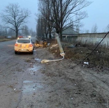 В Белгороде-Днестровском легковушку разорвало после удара о столб: водитель погиб