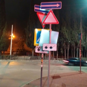 В Ялте на перекрестке повесили «пьяные» дорожные знаки