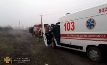 Не доехали: в Широком машина экстренной медицинской помощи погрузла в грязи (ФОТО)