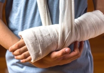 В Одесской области школьница сломала руку на физкультуре: мать обвиняет учителей