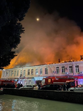 В самом центре Ялты огнеборцы уже два часа тушат пожар