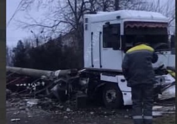 На выезде из Одессы фура снесла столб и протаранила авто: есть погибший
