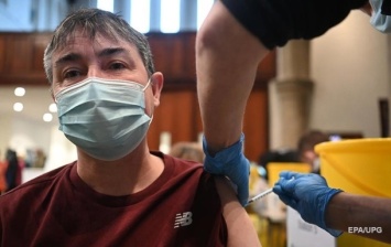 Крайние сроки вакцинации для медиков, чиновников и коммунальщиков перенесены