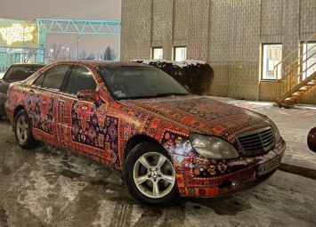В Киеве увидели Mercedes S-класса с ковровым покрытием кузова (фото) | ТопЖыр