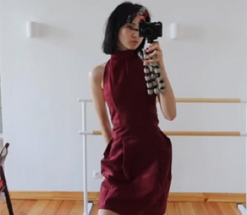 Блогер сшила себе платье из скатерти с едой и кошачьей шерстью
