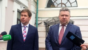 Адвокаты Порошенко требуют заседания суда в день его приезда