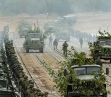 Россия продолжает переброску войск к границам Украины: в сети появились новые фото и видео