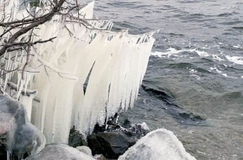 Запорожанка показала природные ледовые скульптуры на Днепре - фото
