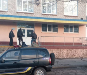 В Запорожской области второй день подряд срывают учебу в школах Бердянска из-за сообщений о минировании