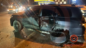В Днепре на Лисиченко Land Cruiser врезался в Ford: трое пострадавших