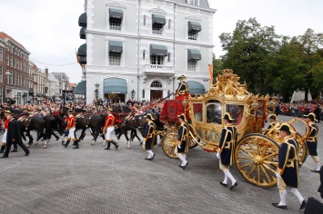 Король Нидерландов отказался от золотой кареты, символа колониализма