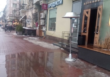 В центре Киева у входа в кафе поставили обогреватель, который мешает прохожим