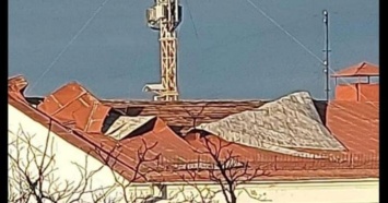 Ветер сорвал крышу с кинотеатра в Черновцах (ФОТО)