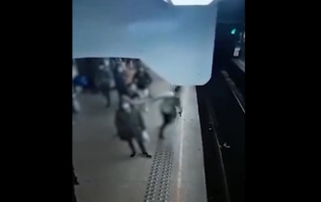 В метро Брюсселя женщину столкнули под поезд