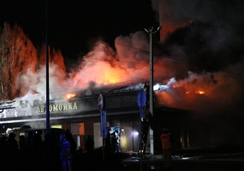 Под Днепром вспыхнули автомойка и ресторан (фото)
