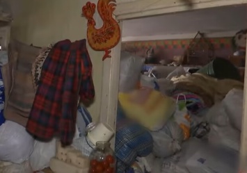 В Днепре женщина завалила квартиру и двор мусором: подробности