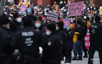 В Германии прошла волна протестов против COVID-ограничений