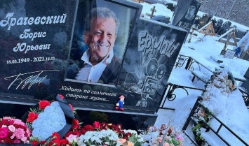 Вдова Грачевского попала в больницу, открыв памятник на могиле режиссера