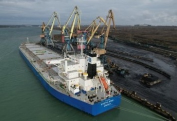 В порту «Южный» разгружают новую партию угля для «Центрэнерго»