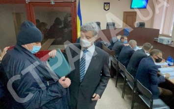 Суд объявил перерыв в заседании по делу Порошенко