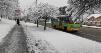 Штормовой ветер, гололед и снег пообещали в Украине на 18 января (КАРТА)