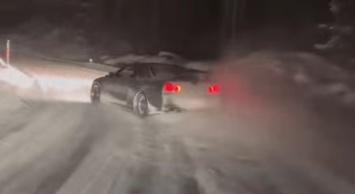 Дрифт Nissan Skyline R34 GT-R V-Spec и Ford F-150 Raptor в снегу (ВИДЕО)