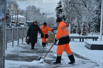 Из-за снегопада в Симферополе увеличили количество дворников