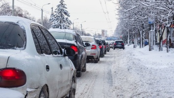 В Днепре выпал снег: ситуация на дорогах города