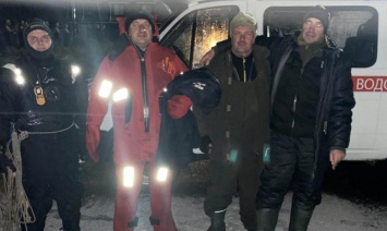 На Киевском водохранилище спасли трех рыбаков на льдине