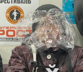 "Омикрон" не пройдет: сети впечатлило фото бабушки в необычной "маске" в метро Харькова