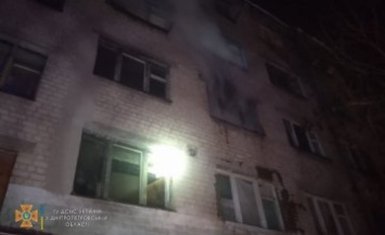 Утром в одном из общежитий Павлограда случился пожар: 15 людей, в том числе семеро детей, были выведены на улицу