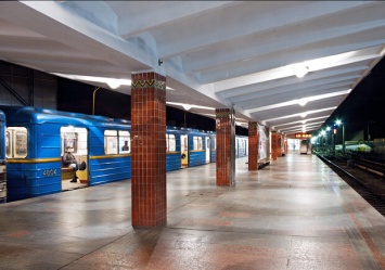 На станции метро "Гидропарк" двое мужчин ограбили пассажира