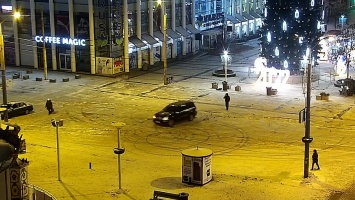 В центре Днепра возле елки "дрифтовал" Mercedes: видео момента