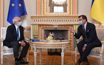 Кулеба и Боррель обсудили подготовку жестких санкций ЕС против РФ