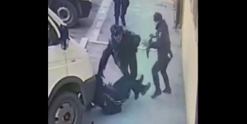 Драка полицейских с автоматами в Махачкале попала на видео