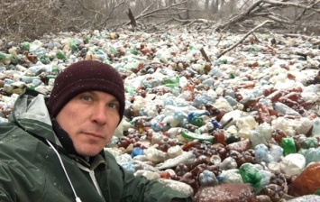 На Закарпатье экоактивист на Крещение нырнул в "реку" из мусора